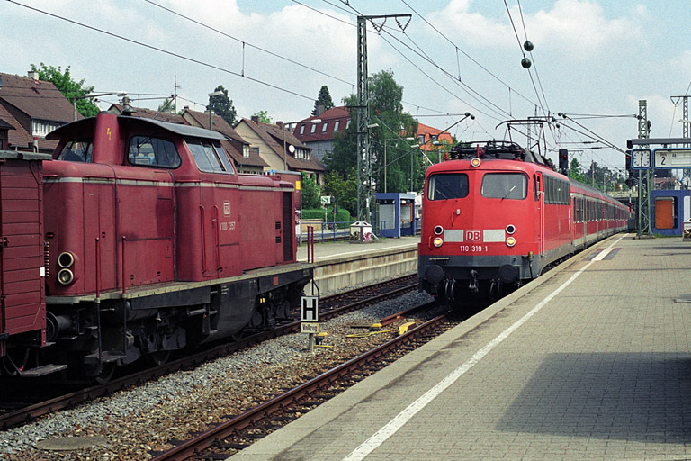 110 319 mit Regionalexpre&szlig; und V 100 1357 bei km 15,6 (Mai 2003)