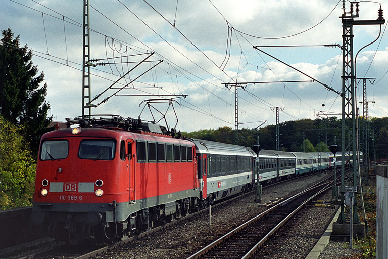 110 369 mit Cisalpino-Ersatzzug bei km 16,8 (Oktober 2003)