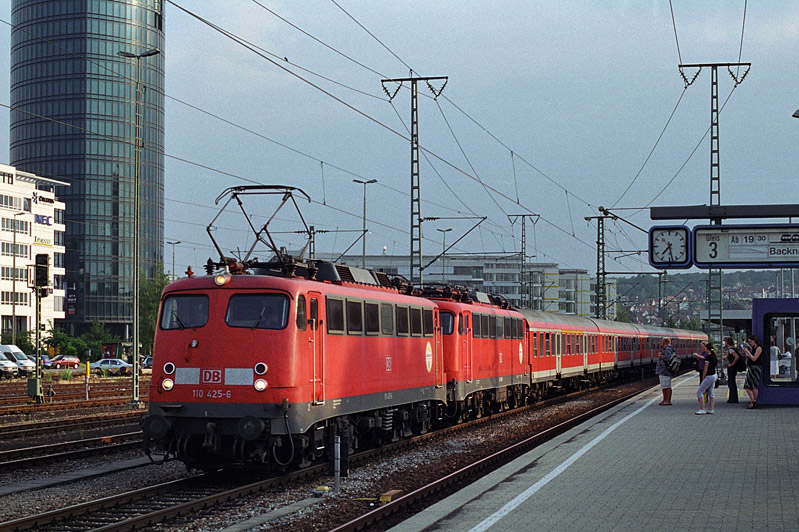 110 425 und Lok der Baureihe 110 in Stuttgart-Vaihingen