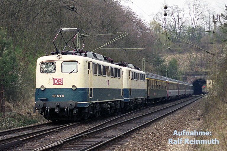  110 174 und Lok der Baureihe 110 bei km 18,0 (Frühjahr 1997)