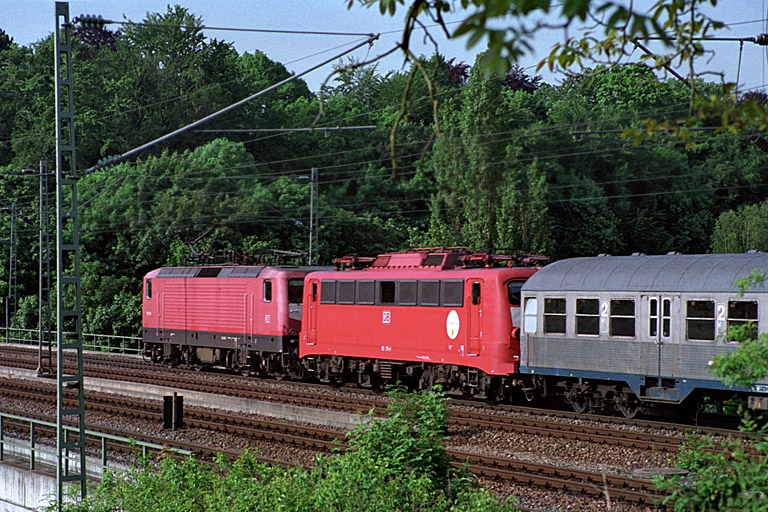 112 111 und Lok der Baureihe 110 bei km 14,6 (Mai 2001)