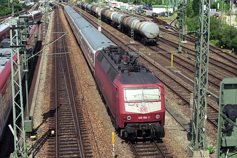 120 158 mit Cisalpino-Ersatzzug bei km 15,8 (Juni 2003)