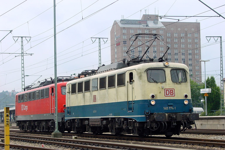 140 774 und 150 043 bei km 15,6 (Juli 2002)
