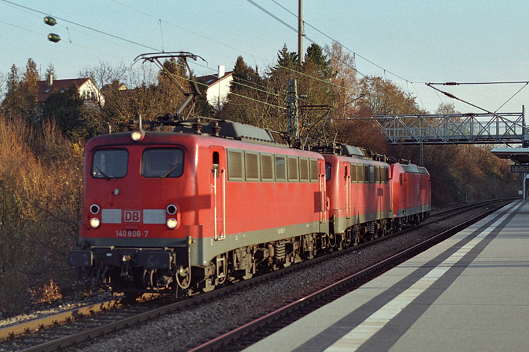140 808, 140 815 und 185 108 bei km 14,2 (November 2003)