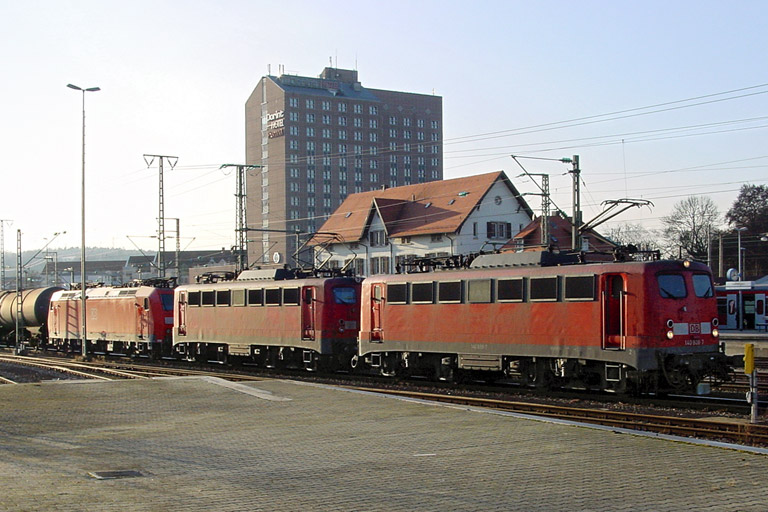 140 815, 140 808 und 185 108 bei km 15,6 (November 2003)