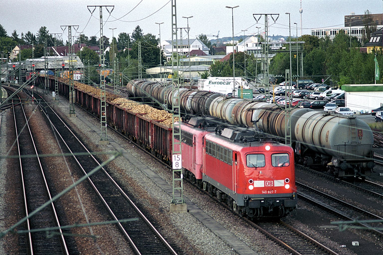 140 827 und 140 841 mit R&uuml;benzug bei km 15,8 (September 2002)