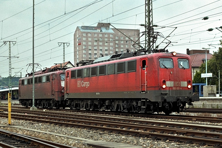 150 101 und 150 145 bei km 15,6 (August 2000)