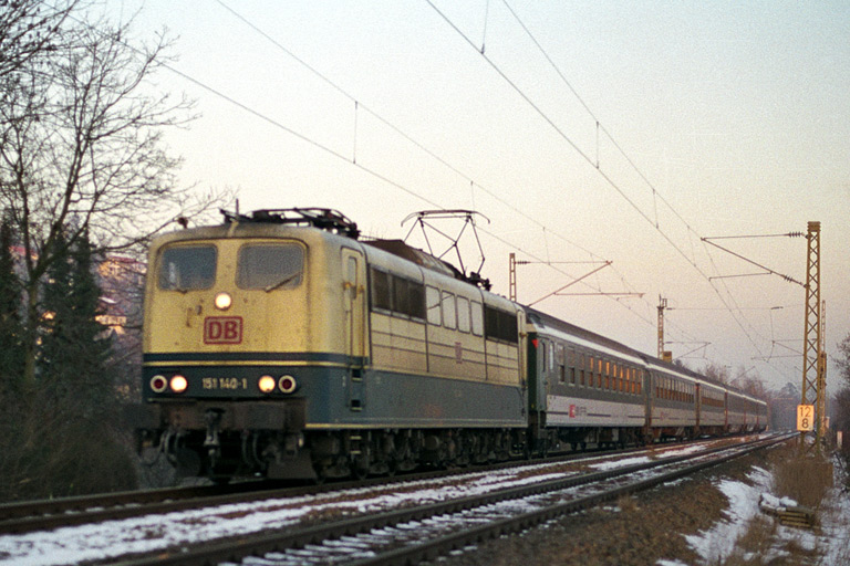 151 140 mit Cisalpino-Ersatzzug (Januar 2002)