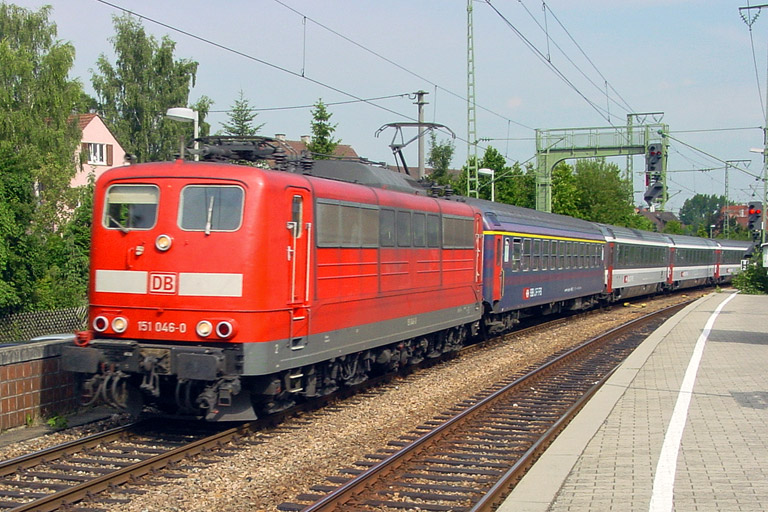 151 046 mit Cisalpino-Ersatzzug (Juli 2001)