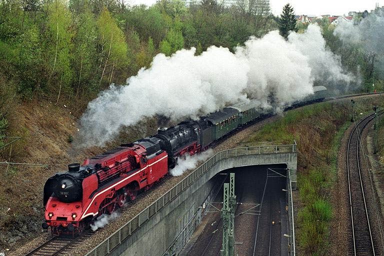 18 201 und 01 1066 in Stuttgart-Vaihingen (April 2003)