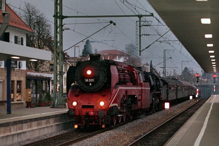 18 201 und 50 3539 in Stuttgart-Vaihingen (November 2002)