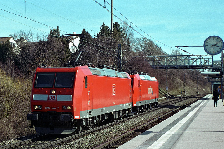 185 044 und 185 161 bei km 14,2 (M&auml;rz 2004)