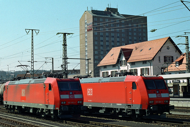 185 105 und 185 069 bei km 15,6 (M&auml;rz 2004)