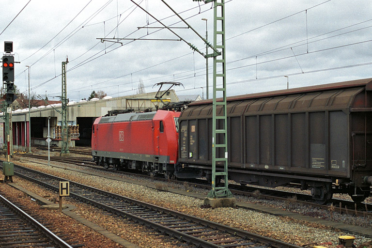 Lok der Baureihe 185 mit TC 44632 bei km 15,6 (Dezember 2003)