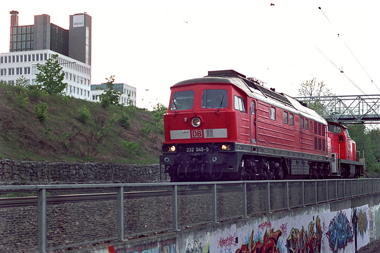 232 045 und Lok der Baureihe 294 bei km 14,0 (Mai 2002)