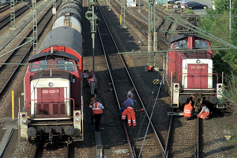 290 020 und 294 228 bei km 15,8 (August 2002)