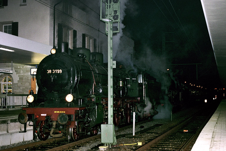 38 3199 und 01 509 in Stuttgart-Vaihingen (Dezember 2004)