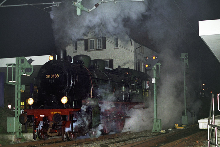 38 3199 und 01 509 in Stuttgart-Vaihingen (Dezember 2004)