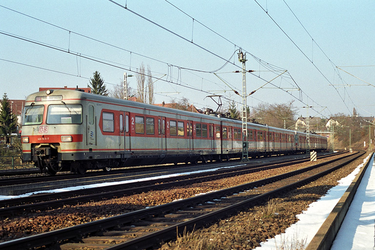 420 385 als S2 auf dem Viadukt in Stuttgart-Vaihingen (März 2003)