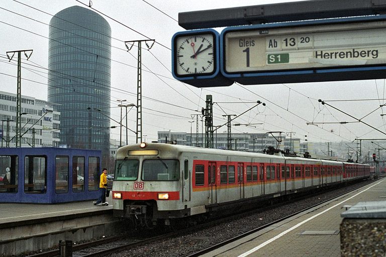 Letzte Fahrt eines nicht-verkehrsroten Zuges der Baureihe 420 auf der Gäubahn (Dezember 2003)