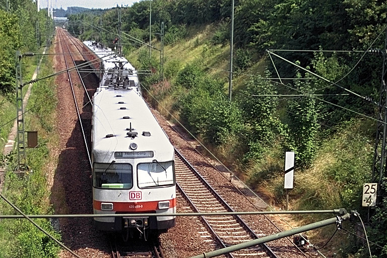 420 459 als S1 zwischen Goldberg und Böblingen (August 1999)
