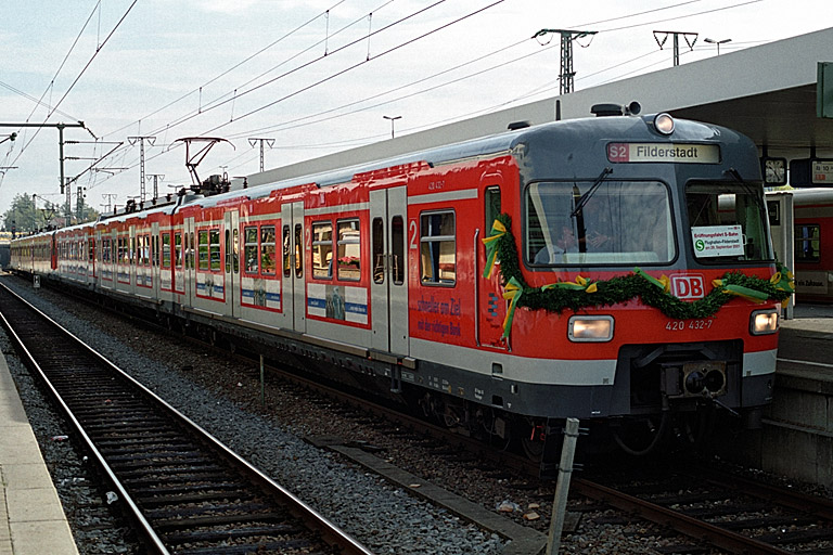 Eröffnungszug zur Verlängerung der S2 nach Filderstadt in Stuttgart-Vaihingen (29. September 2001)