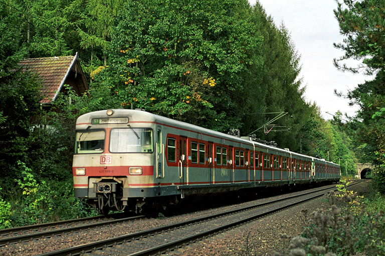 420 893 als S1 beim Berghautunnel (Herbst 2002)