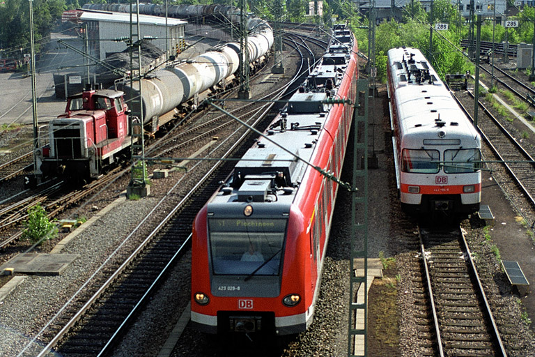 423 029 als S1 und Baureihe 420 in der S-Bahnabstellgruppe Stuttgart-Vaihingen (September 2001)