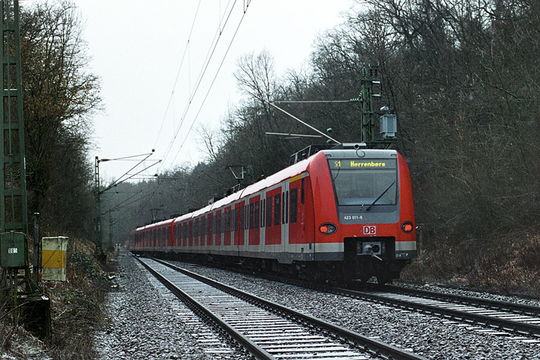 423 011 als S1 in Stuttgart-Dachswald (Februar 2003)