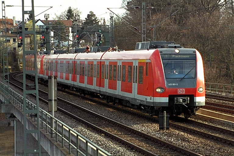 423 051 als S1 auf dem Viadukt in Stuttgart-Vaihingen (Juni 2000)