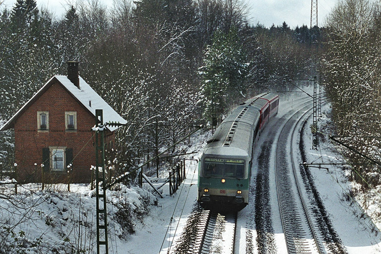 628 702/928 702 und 628 236/928 236 bei km 19,2 (Februar 2003)