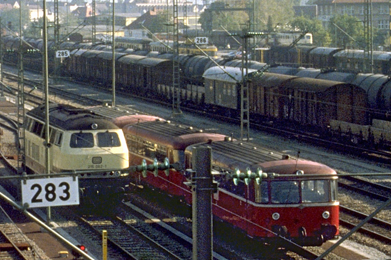 Baureihe 798/998 und 215 062 bei km 15,8 (September 1985)