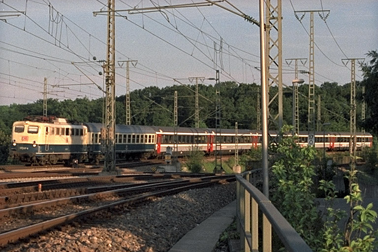 Baureihe 110 mit D-Zug bei km 17,0 (Mai 1999)