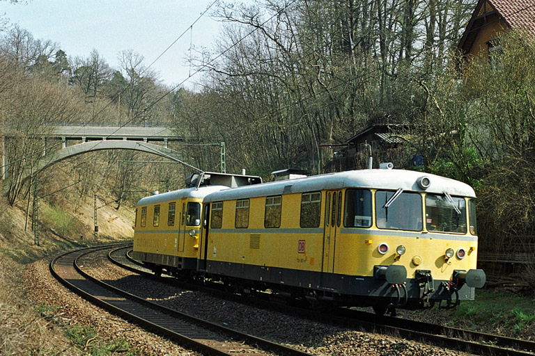 Baureihe 725/726 bei km 10,8 (April 2004)