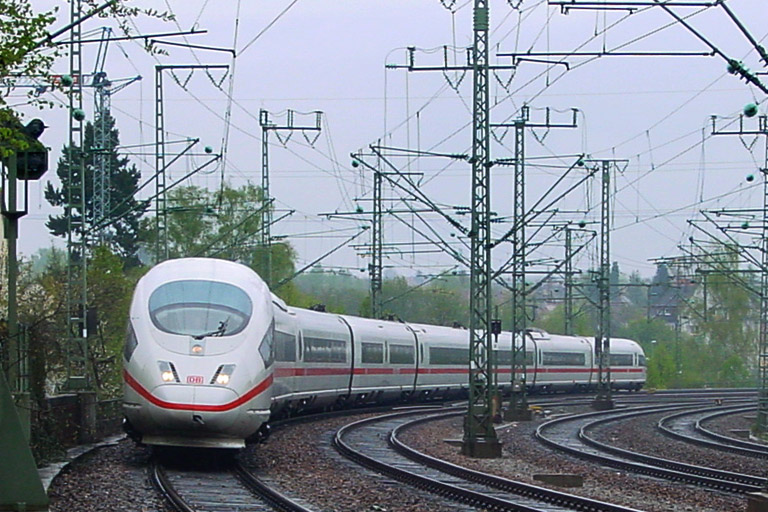 Baureihe 403 bei km 16,6 (April 2002)