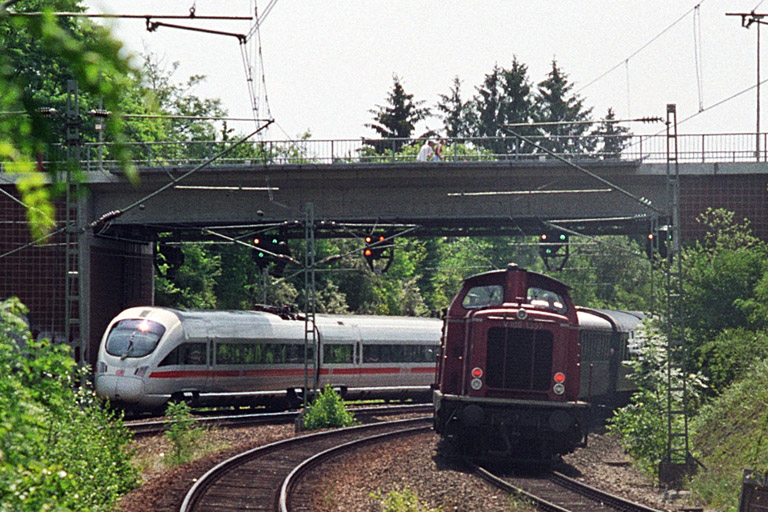 V100 1357 und ICE-T (Baureihe 415) bei km 14,4 (Juni 2003)