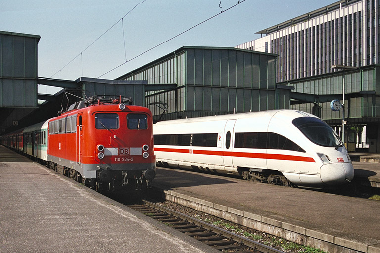 Baureihe 415 und 110 234 in Stuttgart Hauptbahnhof (April 2000)