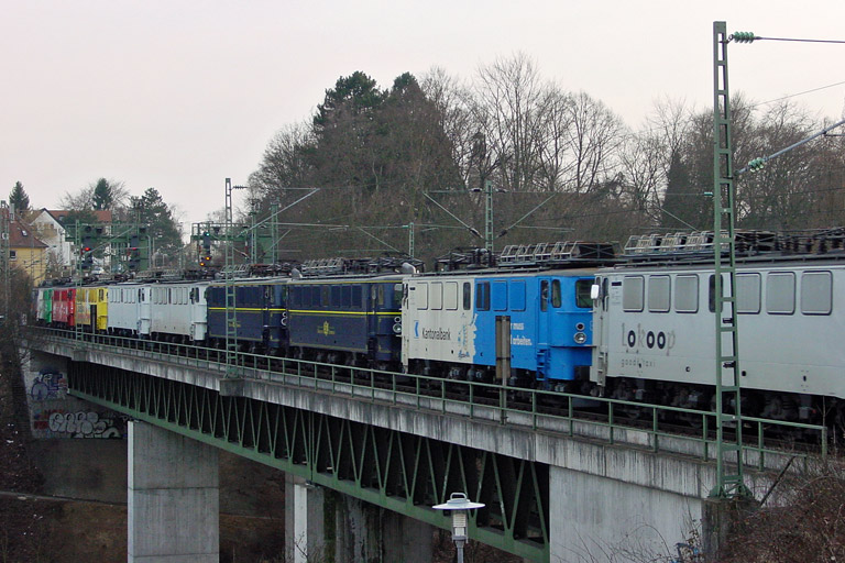 Lokzug mit Loks der ex-DR Baureihe 142 bei km 14,6 (M&auml;rz 2003)