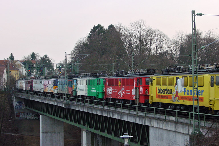 Lokzug mit Loks der ex-DR Baureihe 142 bei km 14,6 (M&auml;rz 2003)