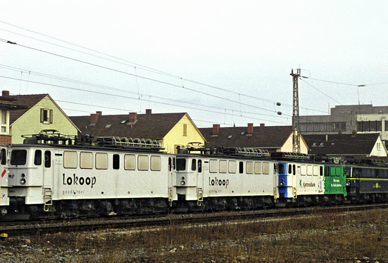Lokzug mit Loks der ex-DR Baureihe 142 bei km 8,6 (M&auml;rz 2003)