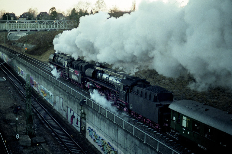 01 509 und 01 519 in Stuttgart-Vaihingen (Dezember 2001)