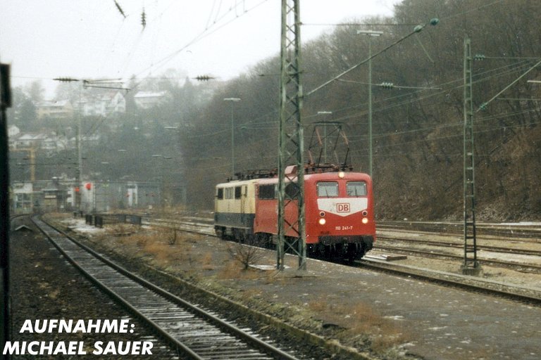 110 241 und Lok der Baureihe 111 bei km 8,8 (1980er-Jahre)