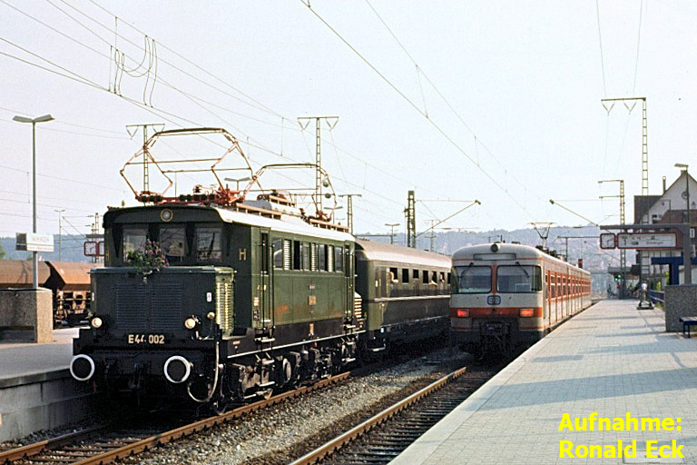 E44 002 und 420 796 bei km 15,6 (Mai 1989)