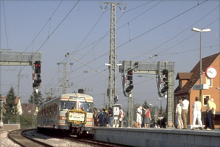 Der Eröffnungszug erreicht den Bahnhof Stuttgart-Rohr (28. September 1985)
