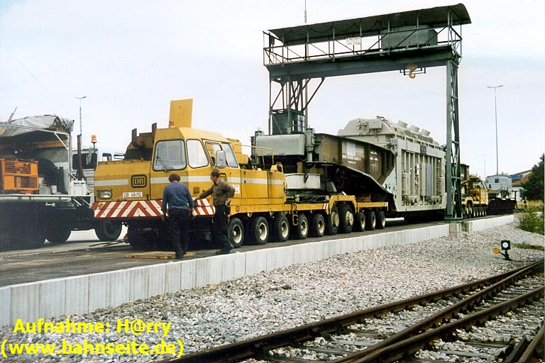 Trafoverladung im Bahnhof Stuttgart-Vaihingen bei km 15,6 (Juli 1988)