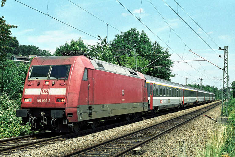 101 003 ... die dritte von drei orientroten Lokomotiven der Baureihe 101 (Juni 2004)