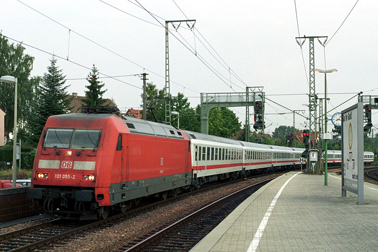 101 055 mit IC 93701 (ICE-Ersatzzug) bei km 16,6 (August 2004)