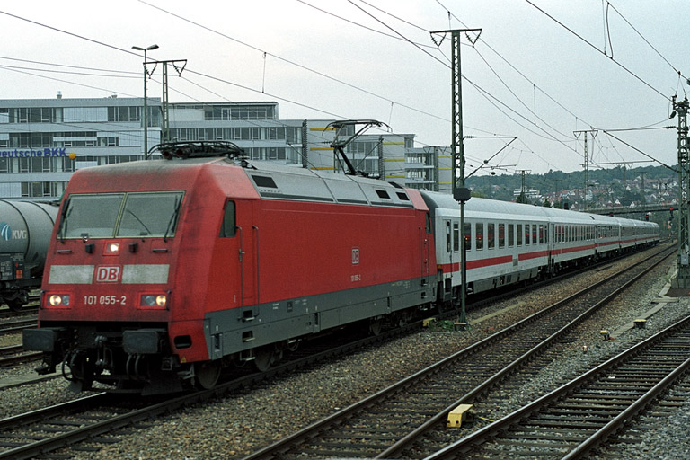 101 055 mit ICE-Ersatzzug bei km 15,8 (August 2004)