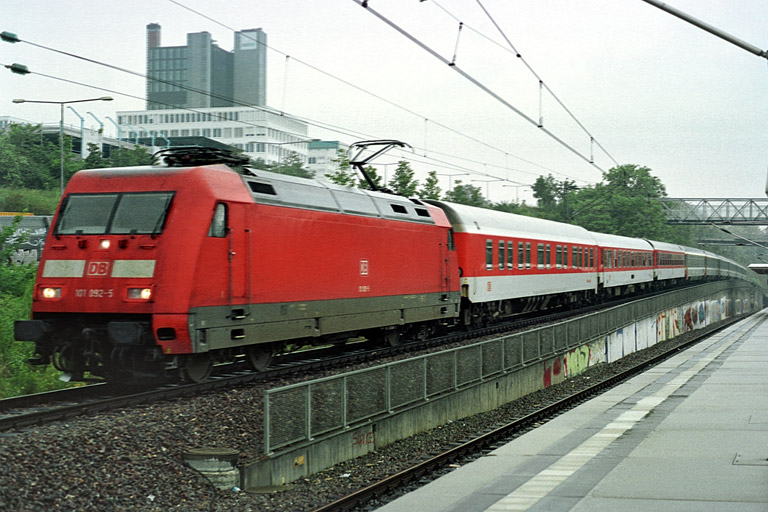 Drei DB NachtZug-Wagen reisen mit 101 092 zur&uuml;ck in die Schweiz (Juni 2004)
