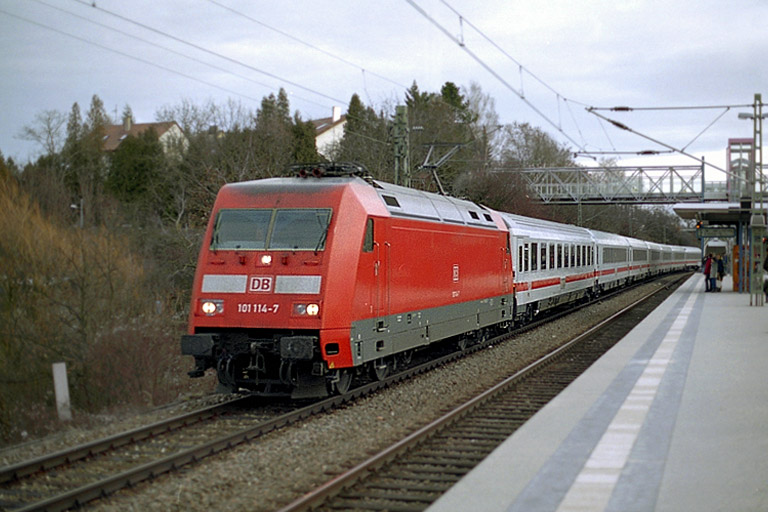 101 114 mit IC 93700 (ICE-Ersatzzug) bei km 14,2 (Februar 2004)
